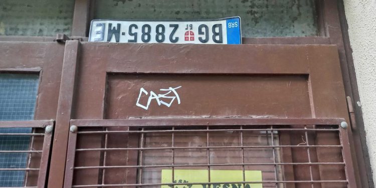 Slobodna Dalmacija – Važna obavijest za vlasnika srpskog vozila; pronađena mu je registarska pločica stradala u kršu, eno je poviše vrata…