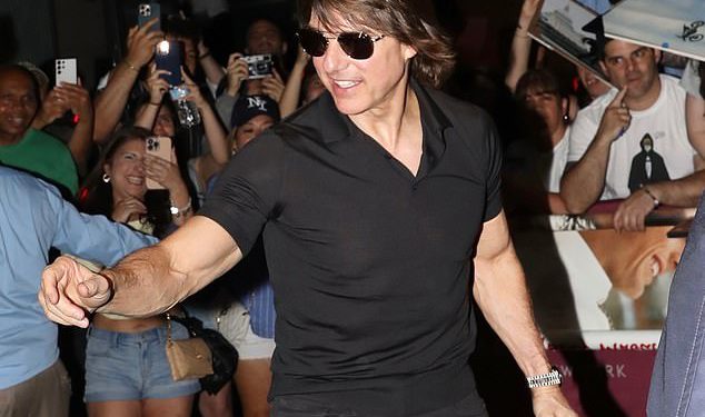 ‘Smitten’ Tom Cruise potpisuje autograme za obožavatelje u NYC -u usred Ana de Armas Romance Buzz