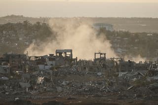Dim se raste nakon izraelske vojske bombardiranja u pojasu Gaze, viđenog iz Južnog Izraela,