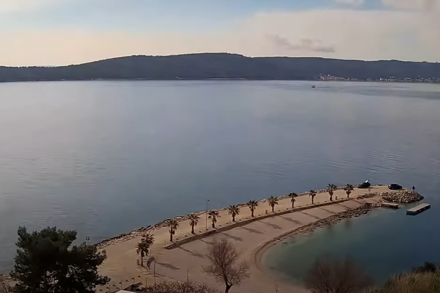 ZATVARANJE OČIJU Sin bivšeg HDZ - ovca ilegalno gradio na splitskoj plaži Kašjuni i plažu oglašavao kao privatnu plažu svog hotela: " Je li mu se omogućilo da ostvaruje profit u nelegalnim objektima?!"