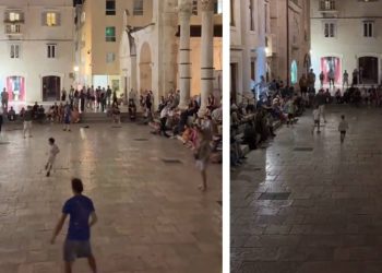 KAO NEKAD Skupina djece zaigrala nogomet na splitskom Peristilu: "Vratite dicu na ulice centra!"