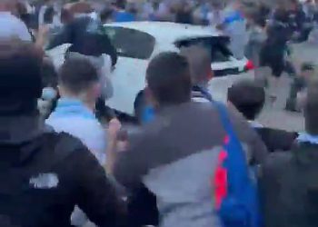 Šokantni trenutak, automobil se ugura u ogromnu gomilu navijača nogometa u blizini stadiona prije sukoba Barcelona Derby