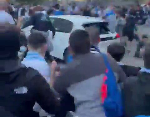 Šokantni trenutak, automobil se ugura u ogromnu gomilu navijača nogometa u blizini stadiona prije sukoba Barcelona Derby
