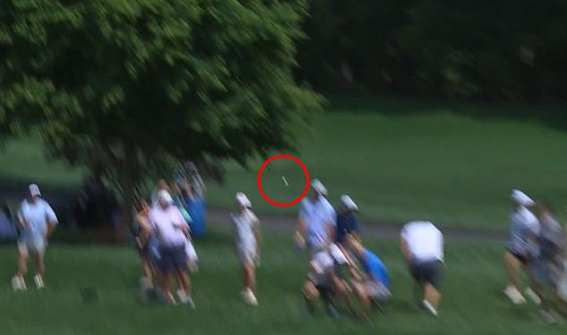 Šokantni trenutak golf navijača udario je na glavu Jon Rahm na PGA Championship