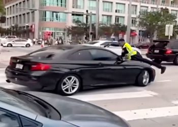 Šokantni video prikazuje policajca na haubici pokretnog automobila prije strijeljanja osumnjičenog