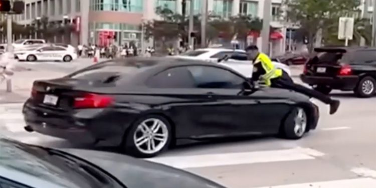 Šokantni video prikazuje policajca na haubici pokretnog automobila prije strijeljanja osumnjičenog
