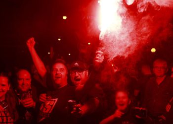 Sportske novosti – Dinamovci na Maksimiru poslije ponoći dočekani kao heroji! Gorjele su baklje, pala je i pjesma za Torcidu…