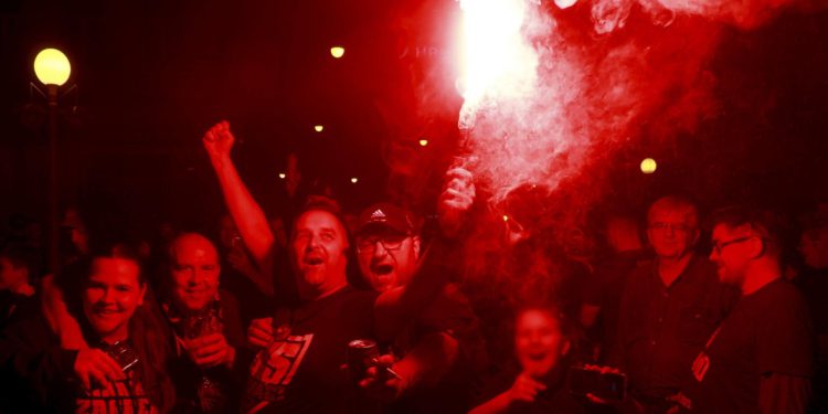 Sportske novosti – Dinamovci na Maksimiru poslije ponoći dočekani kao heroji! Gorjele su baklje, pala je i pjesma za Torcidu…