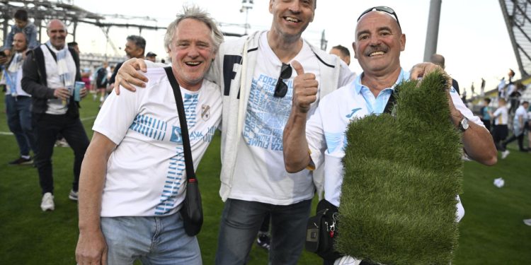 Sportske novosti – Evo u kakvom je stanju Rujevica nakon što su navijači u slavlju čupali busene trave!