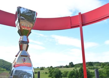 Sportske novosti – FOTO: Ovako izgleda kuća u kojoj će Kustić i ekipa pratiti rasplet borbe za naslov prvaka! Medalje i pehari čekaju