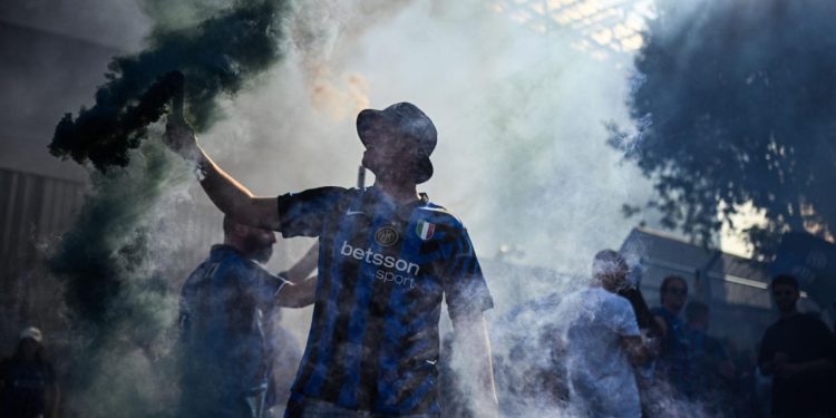 Sportske novosti – FOTO/VIDEO: Ludnica u Münchenu, navijači okupirali grad, izbila i makljaža. Policija morala intervenirati