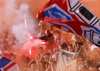 Sportske novosti – Hajduku i Dinamu stigle ‘čestitke’ zbog bakljada, topovskih udara i pogrdnog skandiranja