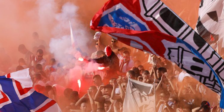 Sportske novosti – Hajduku i Dinamu stigle ‘čestitke’ zbog bakljada, topovskih udara i pogrdnog skandiranja