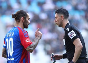 Sportske novosti – ‘Kažu da linije prikazane u TV prijenosu nisu one koje se vide u VAR sobi!? To je nevjerojatno…’