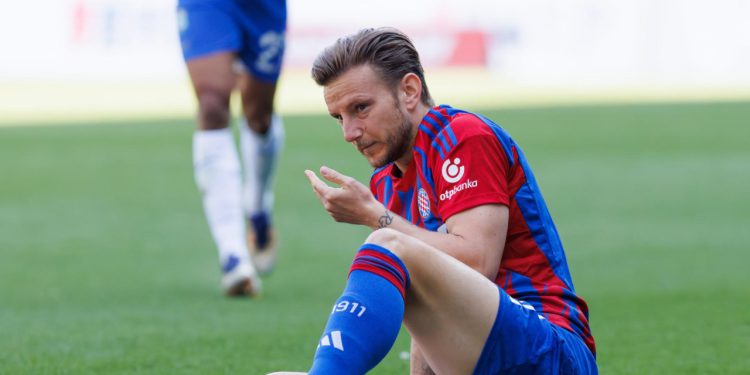 Sportske novosti – Livaja i Rakitić uzalud daju sve od sebe, legenda savjetuje: ‘Svi neka idu na Rivu, da dožive prijekore, pa i uvrede’