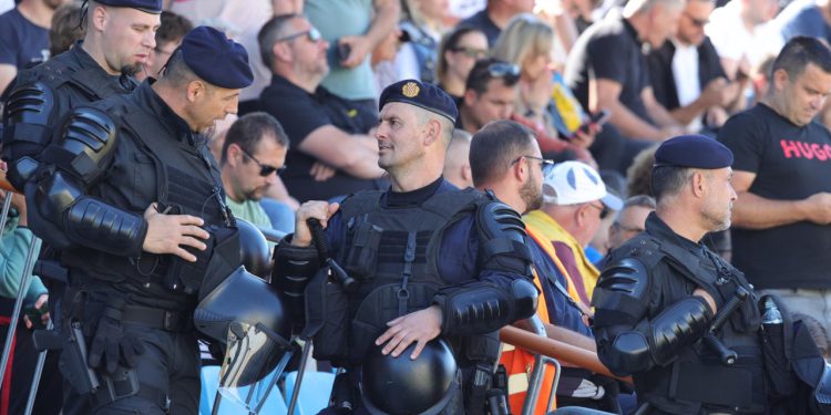 Sportske novosti – Opća makljaža u Šibeniku uoči dvoboja na Šubićevcu! Privedeno 19 osoba, ozlijeđen i jedan policajac