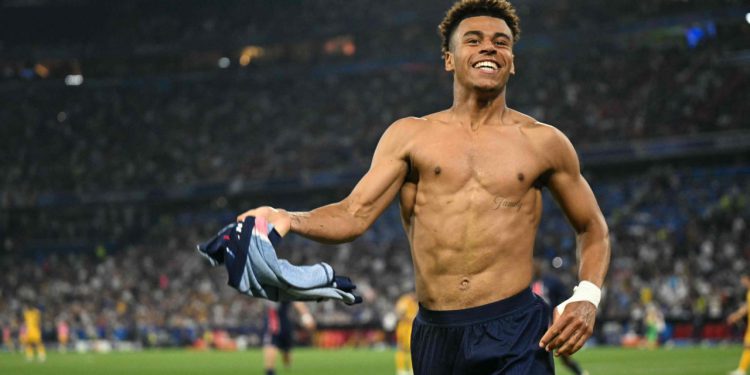 Sportske novosti – Pogledajte show čovjeka koji je obilježio finale Lige prvaka! Ima 19 godina i izludio je igrače Intera