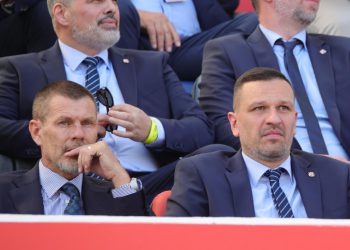 Sportske novosti – Puna svečana loža Poljuda: Bobanu i Zajecu ugodan prijem, najviše pažnje privlačila Hajdukova ikona