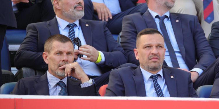 Sportske novosti – Puna svečana loža Poljuda: Bobanu i Zajecu ugodan prijem, najviše pažnje privlačila Hajdukova ikona