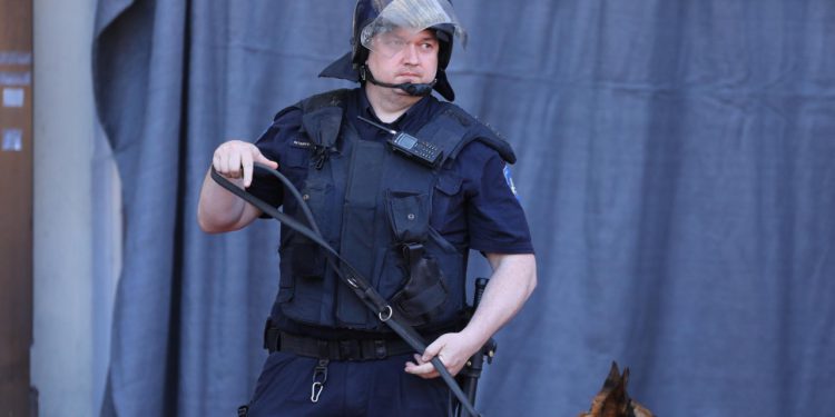 Sportske novosti – Spriječeni još veći problemi na Poljudu: Policija privela sumnjivog navijača, izdali ga ‘trbušnjaci’