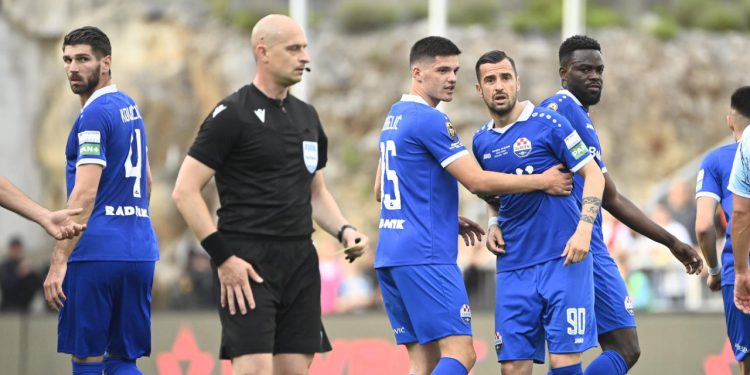 Sportske novosti – U Slavenu ljutiti na suca, osudili i dio publike: ‘Onima koji su ga pogodili u glavu nije mjesto na stadionima’