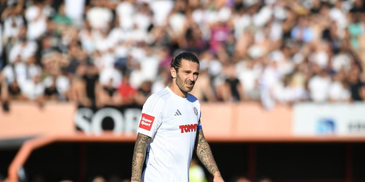 Sportske novosti – Urnebesna psina Šibenčana, hitom Petra Graše narugali se Hajduku: ‘Sve bi da’ ja za nju…’