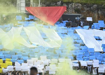 Sportske novosti – VIDEO: Dok čekaju trofej podsmjehivali se Hajduku. Pogledajte navijače, na Rujevici se ponovio Šubićevac