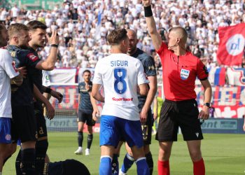 Sportske novosti – VIDEO: Jezivi vriskovi na Poljudu! Dinamov stoper teško ozlijeđen, odnesen je na nosilima, u suzama…