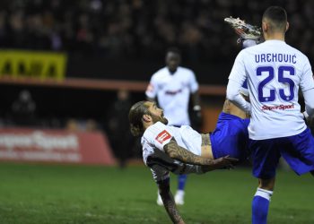 Sportske novosti – VIDEO: Livaja ‘pocrvenio’, Torcida prekinula utakmicu i pogodila Silića bakljom. Šubićevac doslovno izgorio