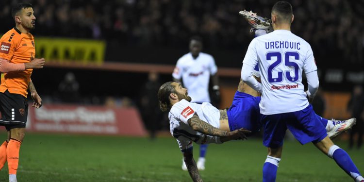 Sportske novosti – VIDEO: Livaja ‘pocrvenio’, Torcida prekinula utakmicu i pogodila Silića bakljom. Šubićevac doslovno izgorio