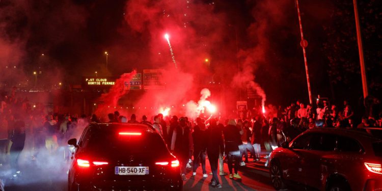 Sportske novosti – VIDEO Pariz se nakon slavlja PSG-a pretvorio u ratnu zonu: Automobili u plamenu, ima i teško ozlijeđenih