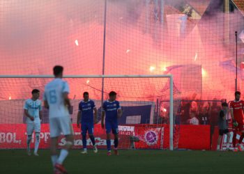 Sportske novosti – VIDEO: Pogledajte ružne scene s finala Kupa. Armada probila ogradu, intervenirala specijalna policija…
