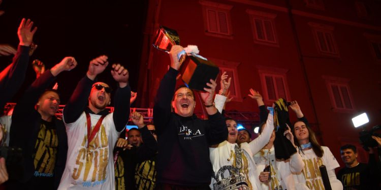 Sportske novosti – VIDEO Rijeka uoči finala objavila hit snimku: Mišković u Kini, pogledajte tko mu je ‘pomogao’ da osvoji titulu