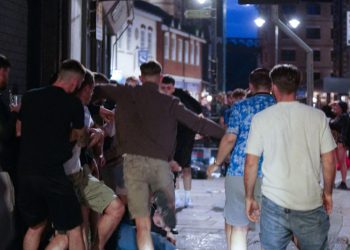 Sportske novosti – VIDEO Totalni kaos i opća tučnjava Engleza! Sijevale šake i udarci, ulicama letjele čaše, stolovi i stolice