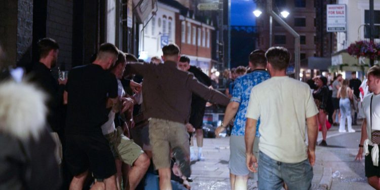 Sportske novosti – VIDEO Totalni kaos i opća tučnjava Engleza! Sijevale šake i udarci, ulicama letjele čaše, stolovi i stolice