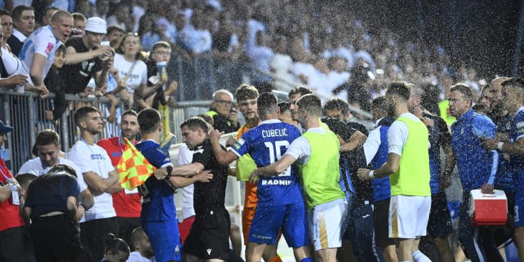 Sportske novosti – VIDEO: Totalni kaos na Rujevici! Boca u glavu, krvavo lice, žestoko naguravanje i dva crvena kartona