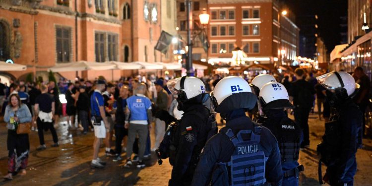 Sportske novosti – VIDEO Velika tučnjava huligana u Wroclawu uoči finala Konferencijske lige