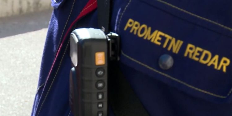 Stanari stare gradske jezgre traže opskrbni punkt: “‘Neš ti 15 eura’ odgovor je redara na našu molbu da da troje dice u snu odnesemo doma s najbližeg kantuna Palače…”