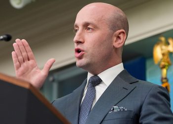 Stephen Miller eksplodira preslikaj preko MS-13 pokrivenosti: ‘Morala te sramotiti’