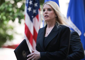 Stephen Miller vodi DOJ, a Pam Bondi samo je figura, izvještaj tvrdi: “Ona je poput glumca”