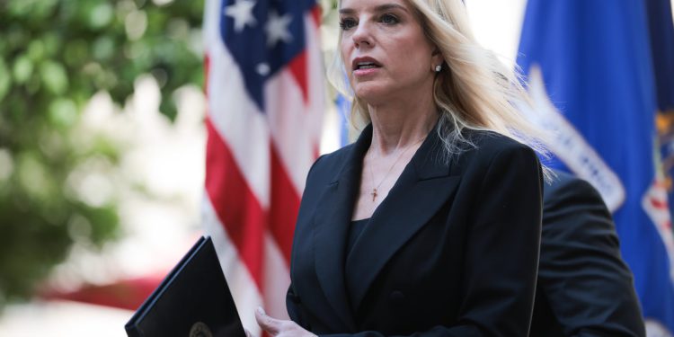 Stephen Miller vodi DOJ, a Pam Bondi samo je figura, izvještaj tvrdi: “Ona je poput glumca”