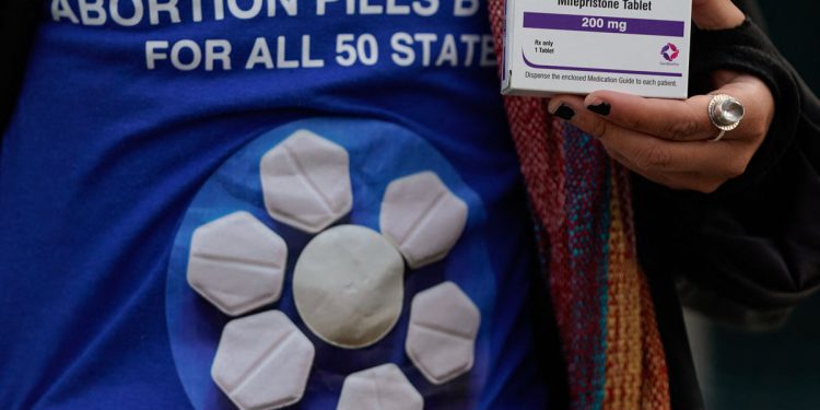 Stručnjaci upozoravaju da grupe za život guraju ‘lažne’ znanost da dobiju zabranjene lijekove za pobačaj