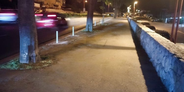 Stupići osvanuli uzduž velikog dijela Poljičke: “Uzeli su nam dragocjenih 20 parkirnih mjesta, nikoga nisu pitali niti obavijestili”