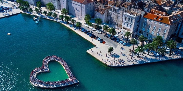 Sudjelujte sutra u mega milenijskoj fotografiji na Rivi u 10 sati i učinite plemenitu stvar