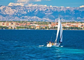 Sunčano uz jaku i olujnu buru