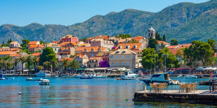 Sunčano, uz povremenu južinu – Temperatura mora gotovo 20 °C!