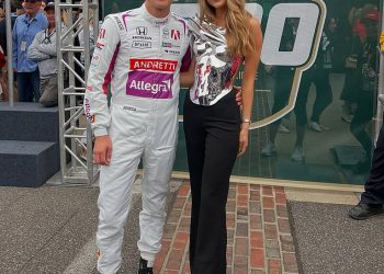 Supruga Indy500 zvjezdice koja ispušta čeljusti krade emisiju dok konzolira beau nakon srčanog poraza