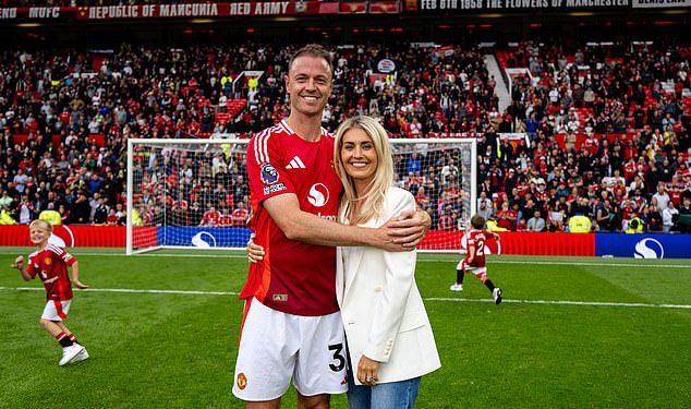 Supruga Jonnyja Evansa Helen dijeli dirljivu post na društvenim medijima nakon posljednjeg nastupa Man United veterana za Crvene vragove na Old Traffordu