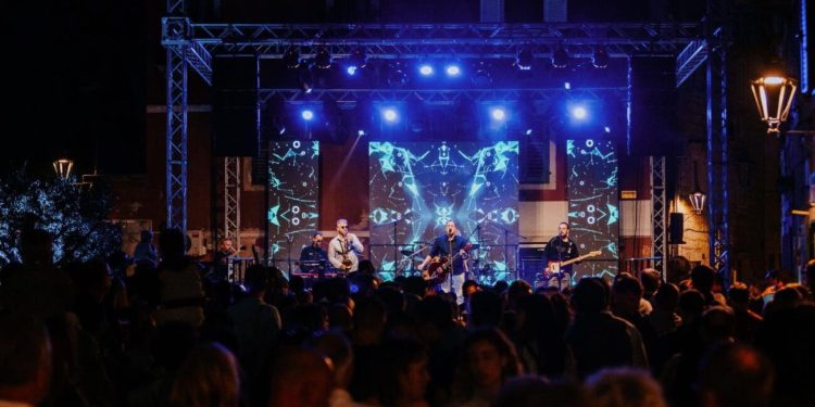 Sutra u Omišu – velika proslava dana grada uz koncert Adija Šoše