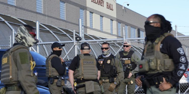 Svećenik blokade ledeni objekt u Newarku